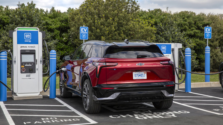 Surprise: The global oil crisis is pushing people toward buying electrified cars
